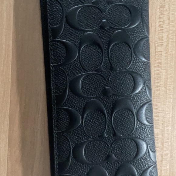 Brand new coach checks wallet - Picture 1 of 3